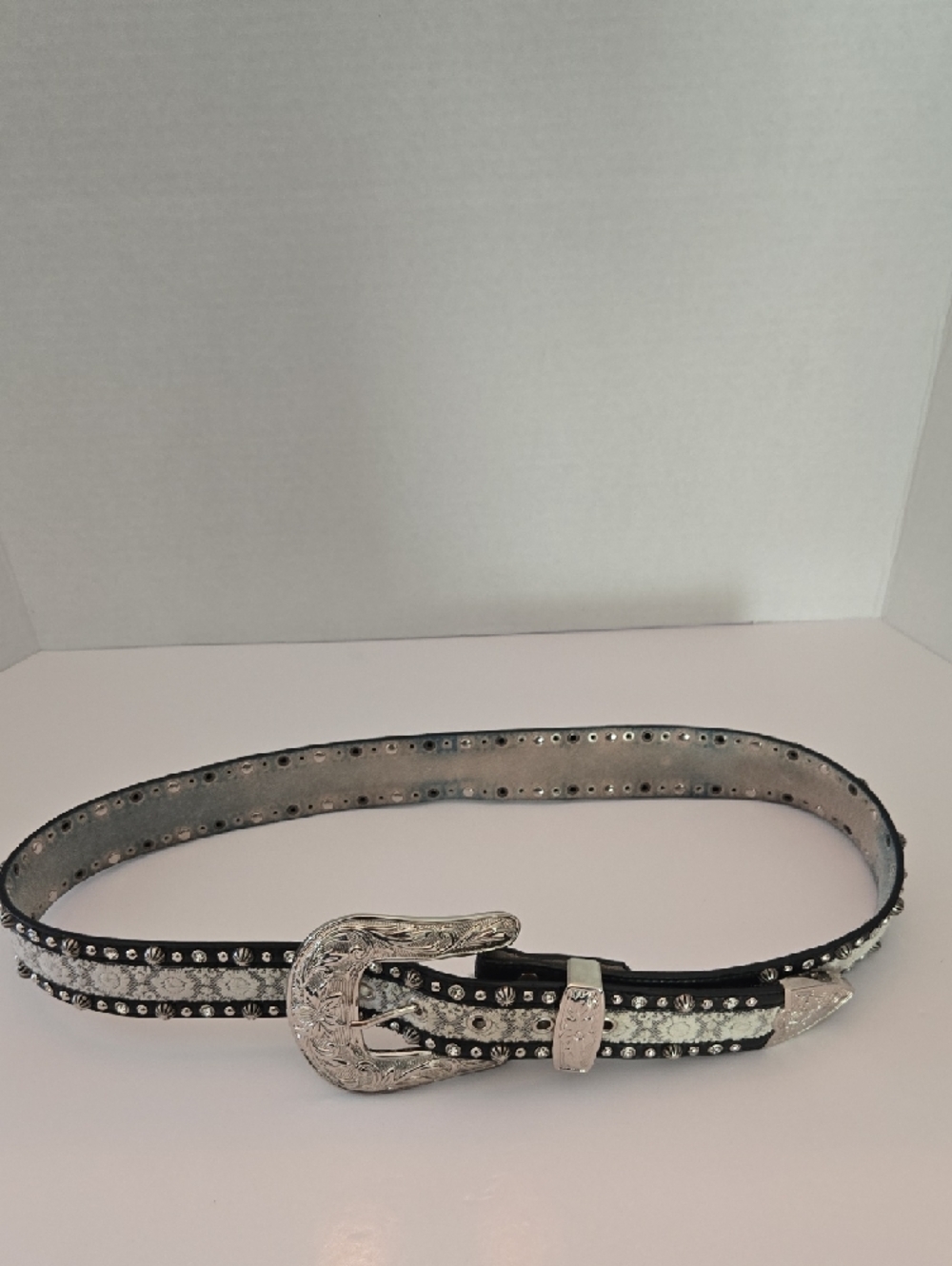 LG Gray Leather Belt with Silver Studs - Picture 3 of 4